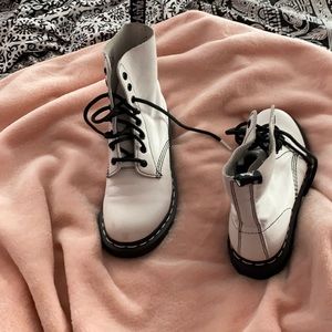 White airwair dr. martens like new